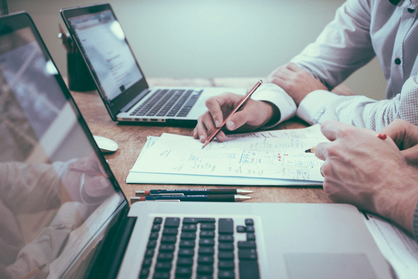 Documentos e relatórios analisados sobre a mesa